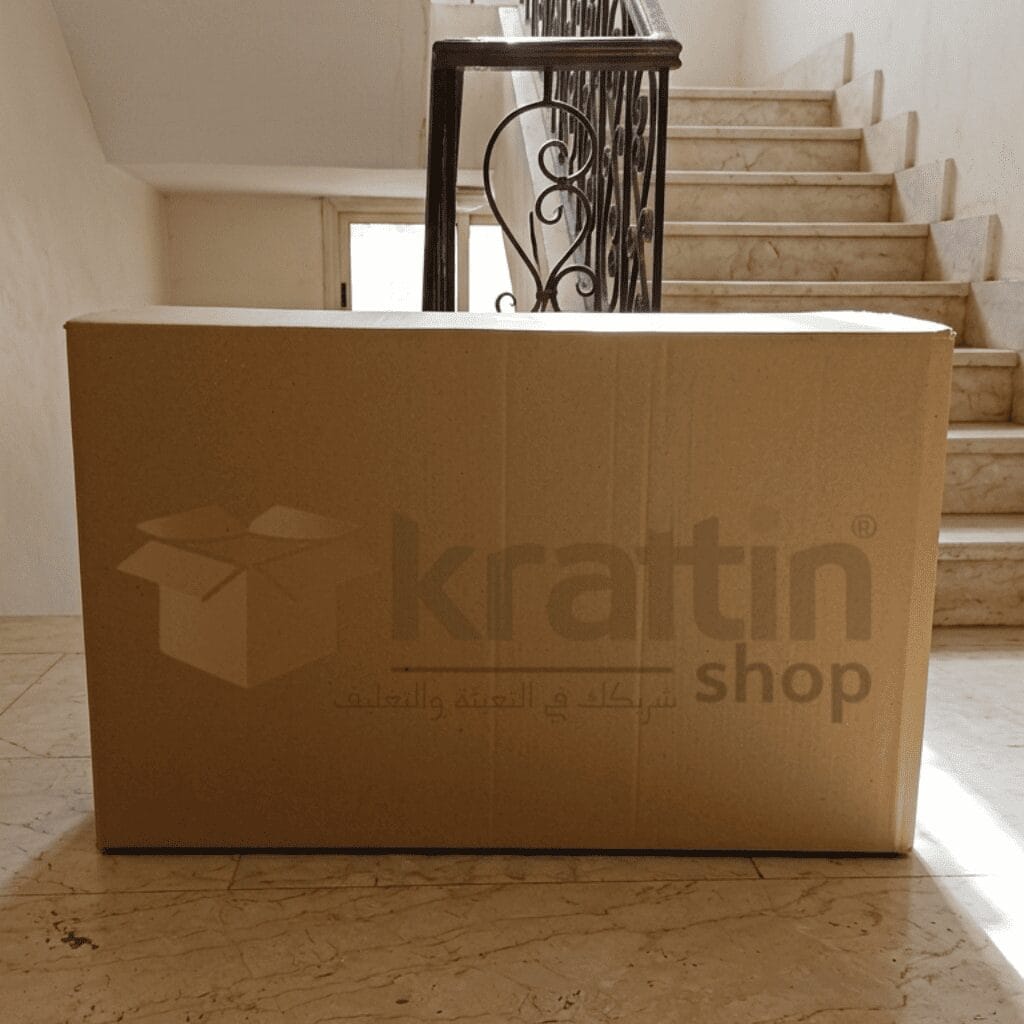 عمال يحملون كراتين أوزان ثقيلة على السلالم