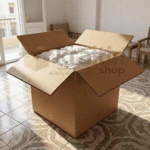 كرتونة تخزين مفتوحة مقاس 70×70×70 سم ممتلئة بلحاف فيبر وبطاطين شتوية لتوضيح السعة