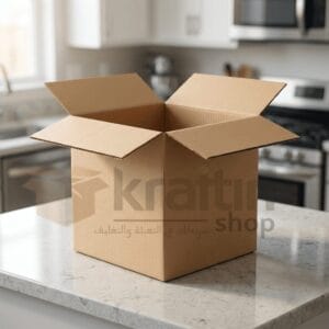 رص كراتين العفش المكعبة فوق بعضها داخل سيارة نقل بأمان وثبات.