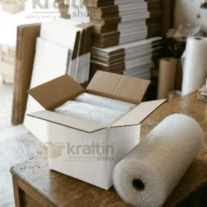 كرتونة شحن صغيرة 25×30×25 سم بداخلها رول بابلز فقاعي لحماية المنتجات أثناء الشحن